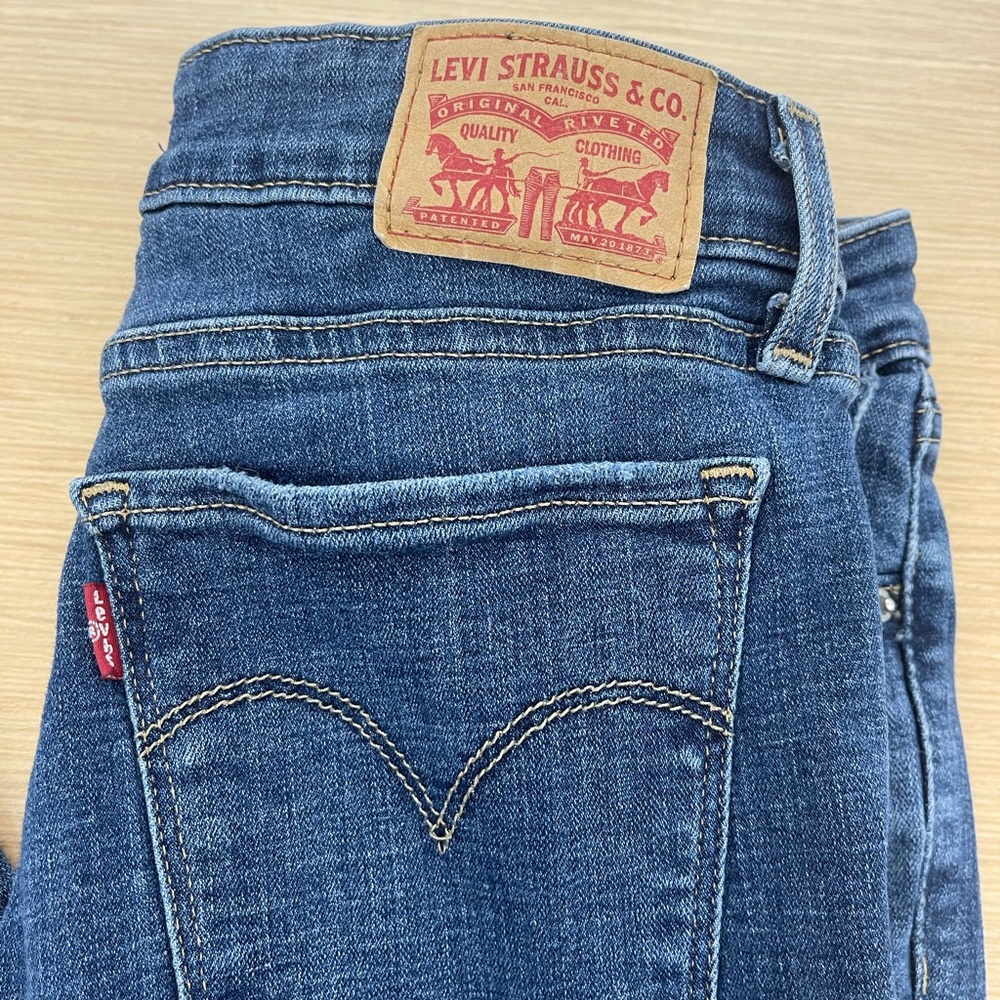 NWOT Levi 711 skinny jeans